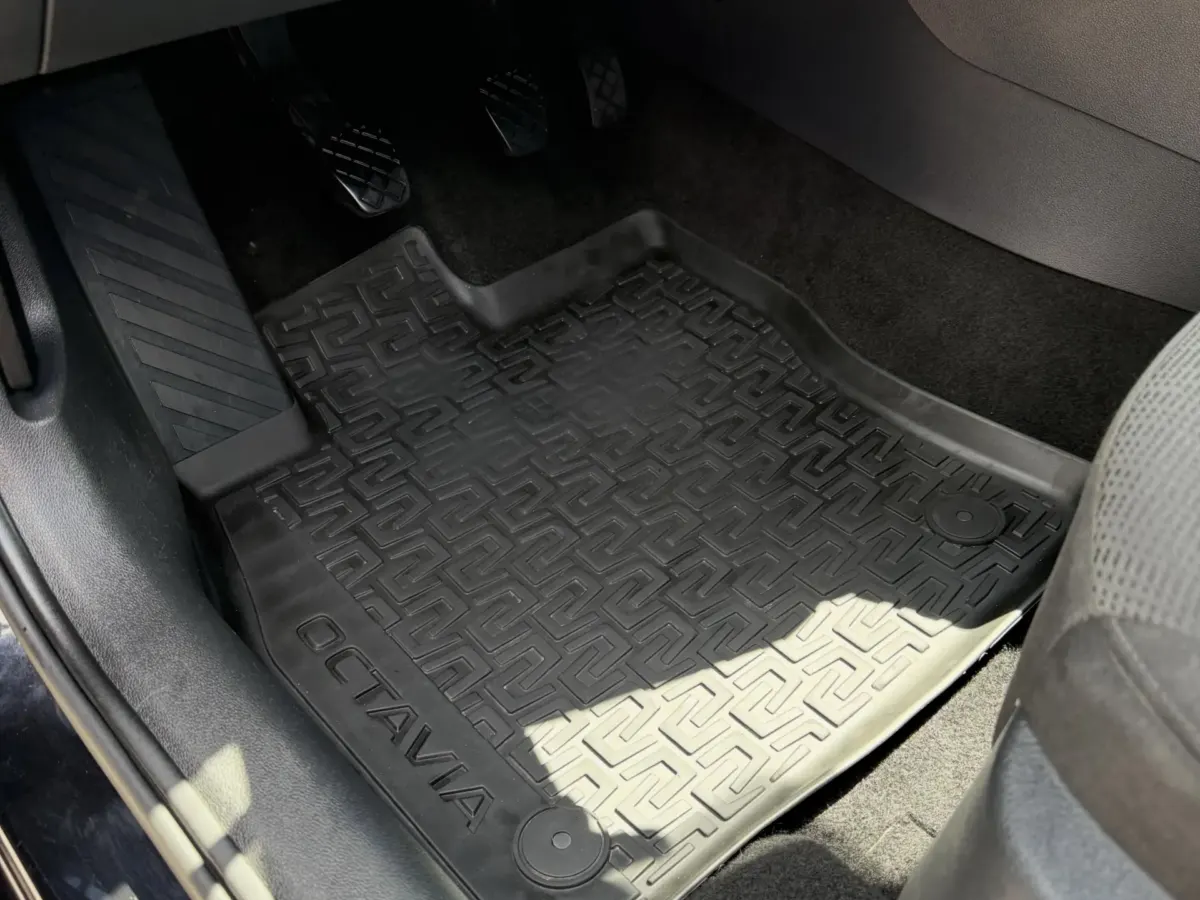 Čištění interiéru Octavia III · Zárubice (3)